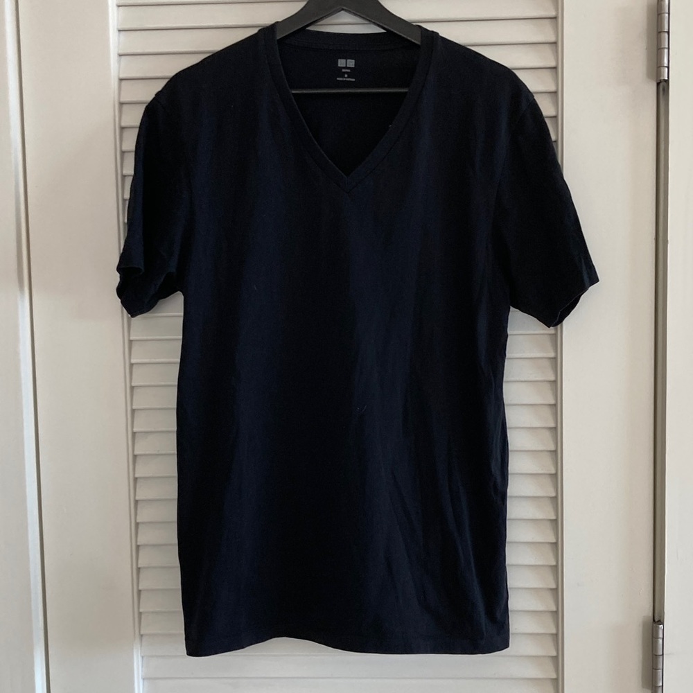 Uniqlo Men's Black V-Neck T-Shirt Size M
